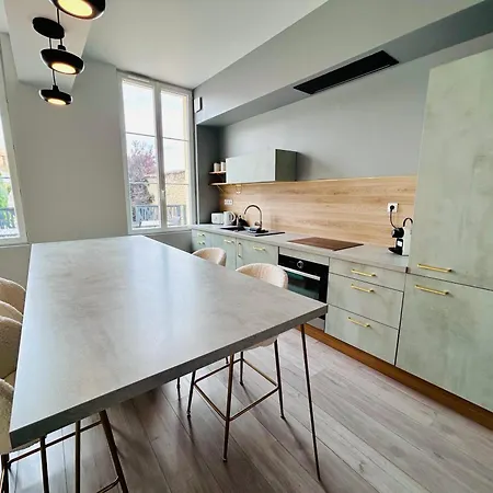 Le Republique - Avec Jardin Situes En Plein Coeur De Et Proche Des Thermes Apartman