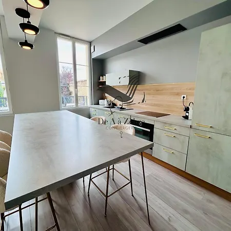 Le Republique - Avec Jardin Situes En Plein Coeur De Et Proche Des Thermes * Rochefort