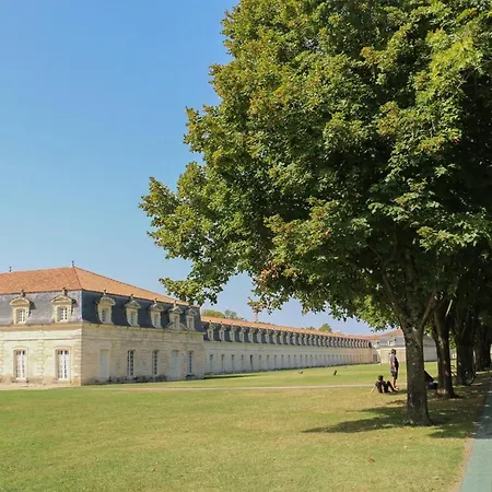 Le Republique - Avec Jardin Situes En Plein Coeur De Et Proche Des Thermes Rochefort (Charente-Maritime)