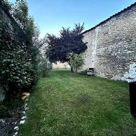 Le Republique - Avec Jardin Situes En Plein Coeur De Et Proche Des Thermes * Rochefort (Charente-Maritime)